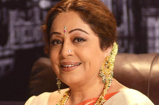 Kirron Kher: She is known for portraying on-screen mother roles with a touch of humour. Be it Hum Tum, Rang De Basanti, Dostana or Khoobsurat. She won our hearts with her hilarious dialogues and comic timing. She has also pulled off roles having serious undertones with as ease, like in Fanaa and Veer Zaara.
