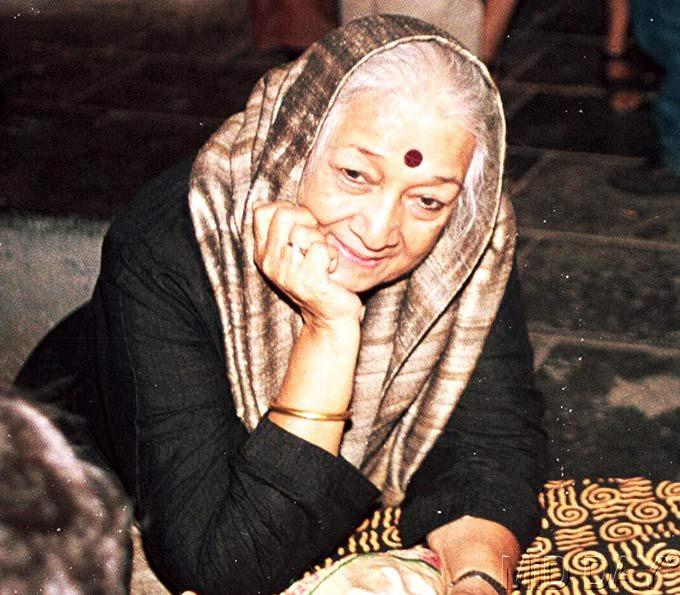 Dina Pathak: The late actress became a favourite of art and commercial films alike during the 1970s and 1980s playing powerful motherly and grandmotherly roles. It was in these films that she became recognised as the Grand-Old-Mother of Hindi cinema. Her portrayal as a middle-aged woman pretending to be Amol Palekar's mother in Golmaal and a strict matriarch of a large family in Khoobsurat won her accolades. Apart from these roles, she was also a renowned theatre actress in her early years.