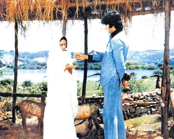 Jaya Bachchan was pregnant with her first child Shweta during the filming of Sholay. In fact, the Bachchans even tease Shweta saying that even she was a part of the film! And, by the time the film was ready for release, Jaya was pregnant with Abhishek.