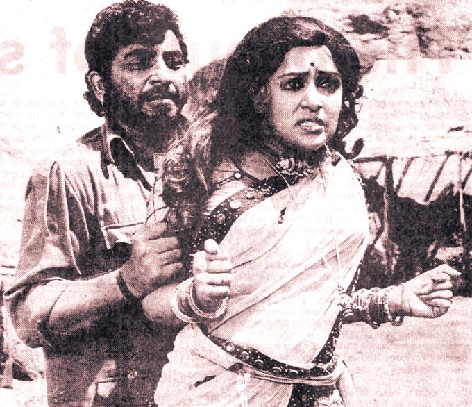 Amjad Khan prepared for the role by reading the book Abhishapta Chambala which was based on the dacoits of Chambal. The book was written by Jaya Bachchan's father Taroon Kumar Bhaduri.