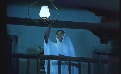 Two small scenes where Radha (Jaya Bachchan) lights lamps took 20 days to shoot owing to lighting problems.