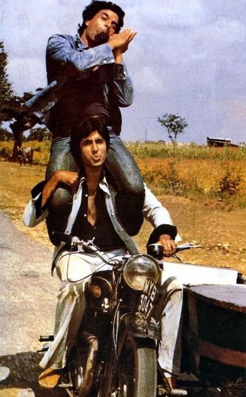 The famous song Yeh Dosti with Amitabh Bachchan and Dharmendra as the iconic Jai-Veeru was shot over a duration of 21 days.