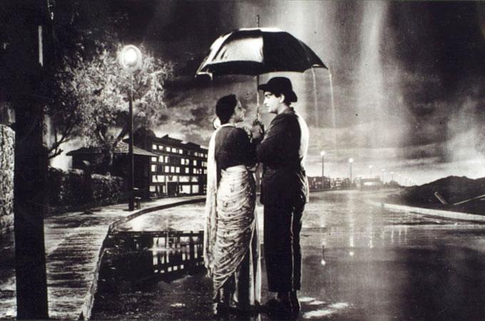 The iconic still from Shree 420 starring Raj Kapoor and Nargis. It was the highest-grossing Indian film of 1955, with the song Mera Joota Hai Japani (My Shoes are Japanese), sung by Mukesh, becoming popular and a patriotic symbol of the newly independent India. This picture is however from another popular song from the classic, Pyar Hua Iqrar Hua.
