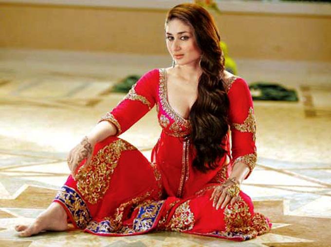 Agent Vinod: Bebo teamed up with Maryam Zakaria for this mujra-themed song in this spy thriller. Though the dance steps were far removed from the graceful moves in this song 'Dil mera muft ka', the overall setup passed it off as a tribute to the royal old days of mehfils and kothas.