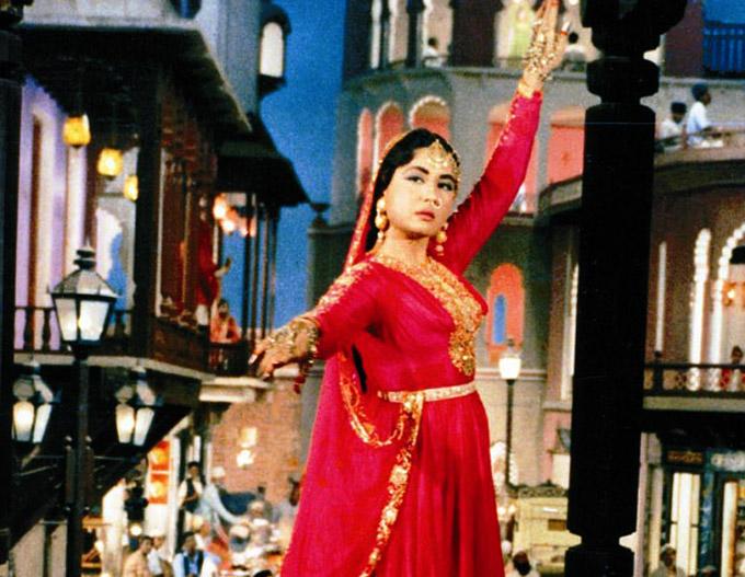 Pakeezah (1972): 'Inhi logon ne' showed tragedy queen Meena Kumari at her best while 'Chalte chalte' became one of the unforgettable numbers in the genre.