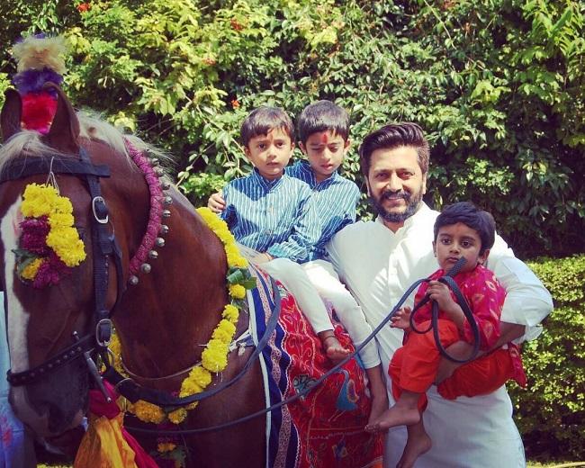 Riteish Deshmukh is quite close to his family and still deeply remembers his late father Vilasrao Deshmukh and ensures he includes his portrait while taking family photos.