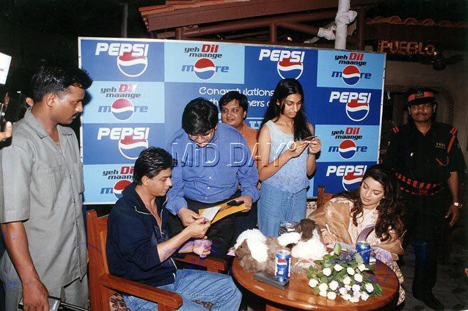 Shah Rukh Khan and Juhi Chawla sign autographs for contest winners