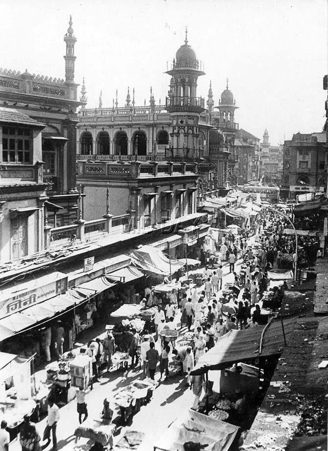 Mumbaikars love street shopping - be it a common housewife to Bollywood celebrities, the citizens of Mumbai have known to indulge in street shopping. From groceries to apparels, there's almost nothing that you can't get from street hawkers in Mumbai