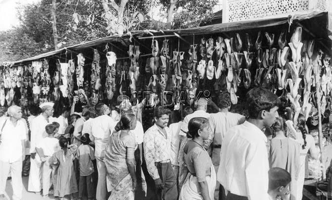The best places in Mumbai for street shopping are Colaba Causeway, Linking Road and Hill Road in Bandra, Natraj Market, Kalamboli Market, Hindmata, Lokhandwala, Crawford Market, Chor Bazaar, Lamington Road, Zaveri Bazaar