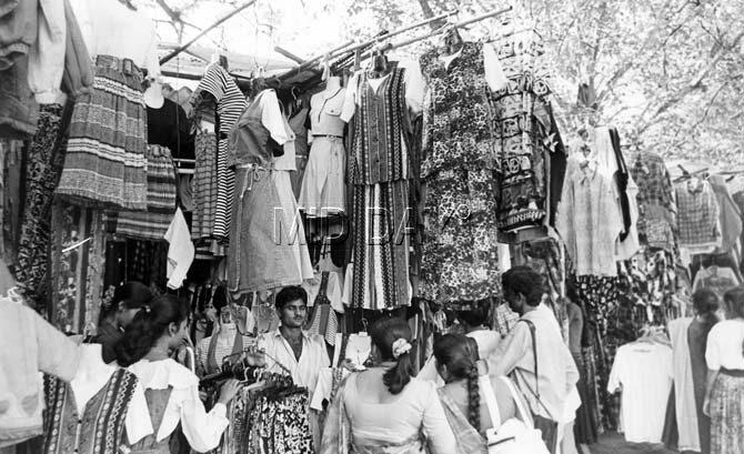 Located at Churchgate, Fashion Streer attracts people of all age groups. One can purchase dresses, accessories, fashionable shoes, and stylish bags for dirt-cheap prices