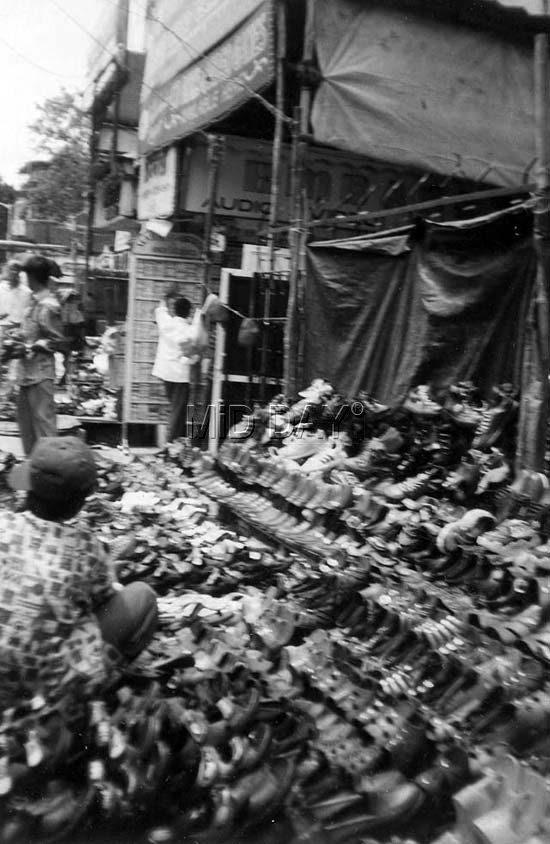 The fun of shopping for footwear has always been on the top of the list of every Mumbaikar! This vintage photo proves how the shoe-selling business is dominating the hawker market in the city since yesteryears.