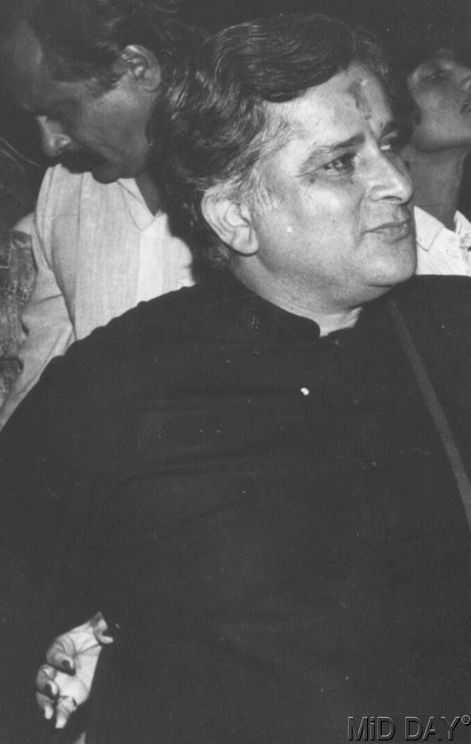 Shashi Kapoor was born to Prithviraj Kapoor and Ramsarni Kapoor on March 18, 1938 in then Calcutta (Kolkata). He was given the name Balbir Raj - in keeping with the Kapoor family tradition of adopting the word 'Raj' (or 'king') in its many variations. But Ramsarni was less than happy with the name Balbir and thus changed it to Shashi. He completed his education from Don Bosco High School in Mumbai.