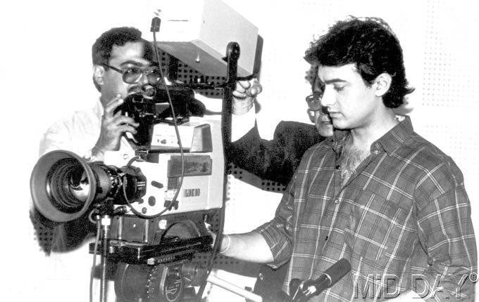 In 1986, Aamir Khan married Reena Dutta. They have two children, a son named Junaid and a daughter, Ira. After almost 16 years of marriage, Aamir Khan and Reena Dutta filed for divorce in 2002.
In picture: Aamir Khan tries his hand at a camera...
