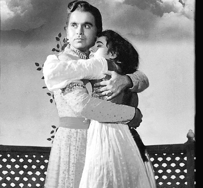 Dilip Kumar and Madhubala: Conventionally, the man is expected to propose. But many may not be aware that it was Madhubala who actually proposed to Kumar. So enamoured was she by the superstar that during the shooting of 'Tarana', the 18-year-old Madhubala sent a note written in Urdu along with a red rose to Kumar. The letter was delivered by Madhubala's hairdresser to the actor and stated that if he loved her, he should accept the rose. An amused and impressed Kumar couldn't say no!