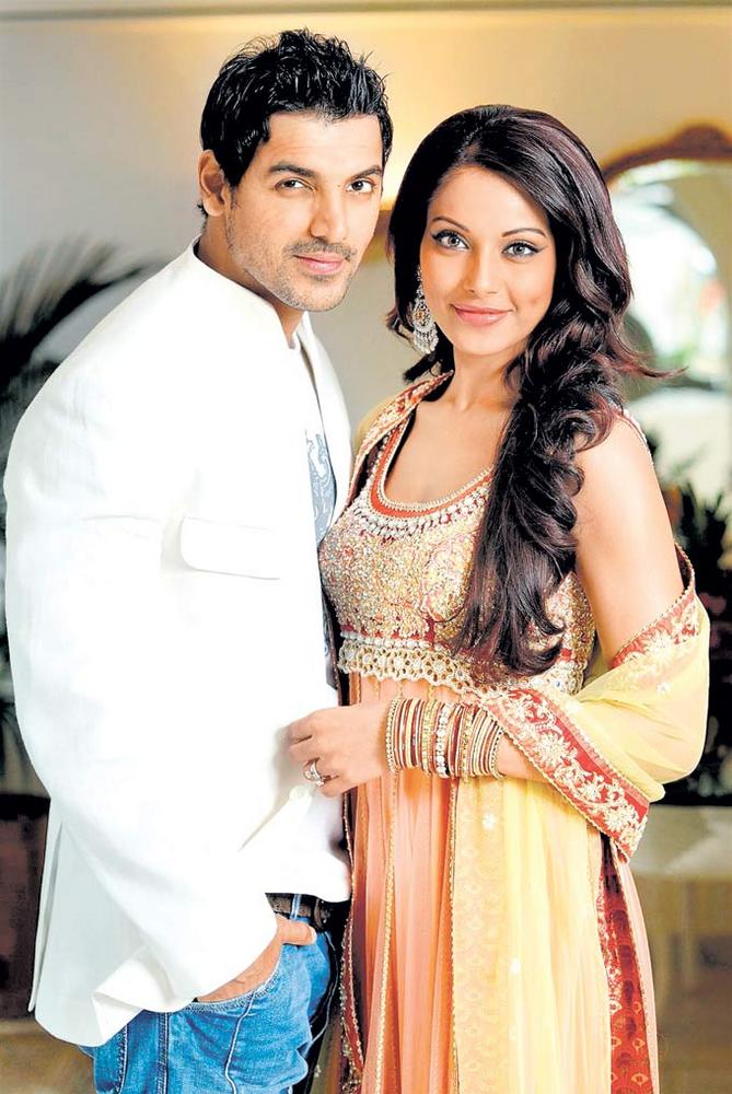 John Abraham and Bipasha Basu: Both are now happily married to their respective life partners, but over a decade back they were the most-talked-about couple in Bollywood. John and Bips are said to have fallen in love while shooting for 'Jism'. The movie had many intimate scenes between the two, and the attraction translated into love off-screen as well.