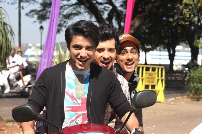 Only boxers for Ali: Ali Zafar became a victim of a prank on the sets of Chashme Buddoor. One day before the shoot of the popular track Har Ek Friend Kamina Hota Hai, Ali was told by his notorious co-stars Siddharth and Divyendu Sharma that Davidji had included another sequence in the song where he would have to be in his boxers only. At first, Ali did not believe them and checked with David. The director too went along with them on the prank. During every rehearsal, Ali would strip to his boxers and everyone started laughing. He was really puzzled. It was much later he realised what his Kaminey friends had been up to