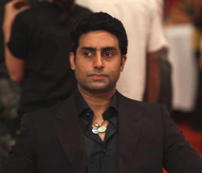 Junior B fell off a rickshaw while filming for Rohit Shetty`s `Bol Bachchan` (2012) in Jaipur. He ended up with a cut on his forehead. Junior B fell off a rickshaw while filming for Rohit Shetty`s `Bol Bachchan` (2012) in Jaipur. He ended up with a cut on his forehead.