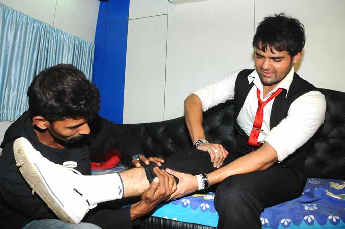 While shooting for a dance sequence in `Tukkaa Fitt`, Mahaakshay injured his leg badly. Mithunda`s son could not shoot for a while after that. While shooting for a dance sequence in `Tukkaa Fitt`, Mahaakshay injured his leg badly. Mithunda`s son could not shoot for a while after that.