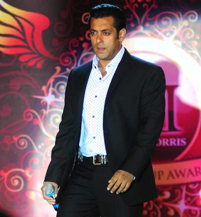Salman tore a back tissue while shooting for `Veer` (2010). Then while filming `Dabanng` (2010), the star tore a ligament in his right arm. The actor has suffered several injuries at home and at events too. Salman tore a back tissue while shooting for `Veer` (2010). Then while filming `Dabanng` (2010), the star tore a ligament in his right arm. The actor has suffered several injuries at home and at events too.