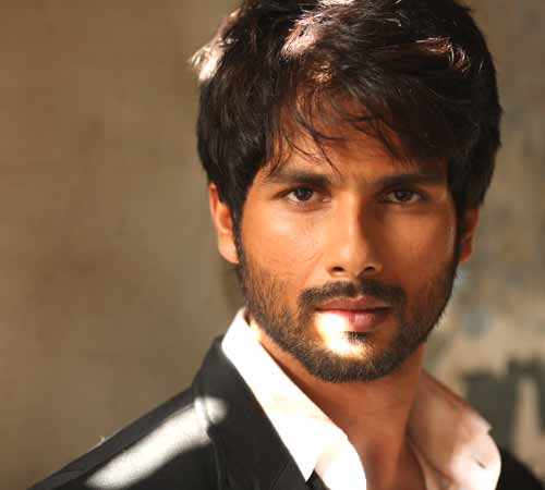 During the shooting of `Kaminey` (2009), Shahid Kapoor suffered around five to six injuries. He first cut his wrist, then he got badly bruised while trying to skid, and injured his knee several times. During the shooting of `Kaminey` (2009), Shahid Kapoor suffered around five to six injuries. He first cut his wrist, then he got badly bruised while trying to skid, and injured his knee several times.