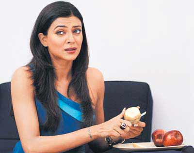 Sushmita Sen literally gave blood to 'No Problem' (2010) when she accidentally cut her own left hand with a sharp knife. It was a shot where she held a knife in her right hand and an apple in her left. She was supposed to cut the apple. She instead cut her hand.