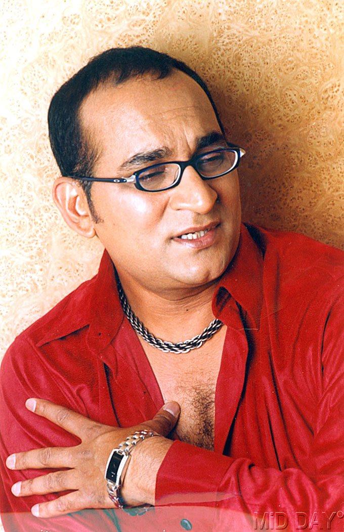 Abhijeet Bhattacharya: He came to prominence with the Ole Ole song in 1994, and went on to sing for most actors of that time, his melodious voice becoming quite a rage. Popular songs: Main Koi Aisa Geet Gaaon, Yeh Teri Aankhen Jhuki Jhuki, Wada Raha Sanam, Badi Mushkil Hai Khoya Mera Dil Hain, Aankhon Main Base Ho Tum, Chaand Taare Tod Lau, Mere Khyaloon Ki Malika.