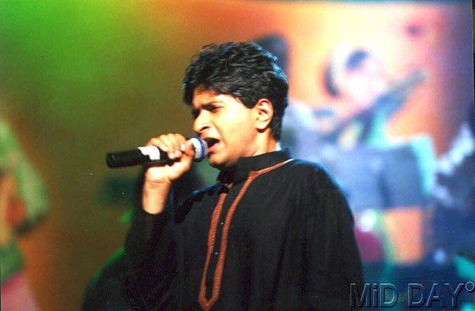 Krishnakumar Kunnath (KK): His debut album Pal (1999) is an all-time classic, and he continues to belt out a few hits even now, but for the kind of talent that KK possesses, Bollywood doesn't offer him enough.  Popular songs: Yaaro Dosti Badi Hi Haseen Hain, Chhod Aaye Hum Who Galiyan, Tadap Tadap Ke Iss Dil Se, Awarapan Banjarapan, Aankhon Mein Teri Ajab Si, Dus Bahane Kar Ke Le Gaya Dil.