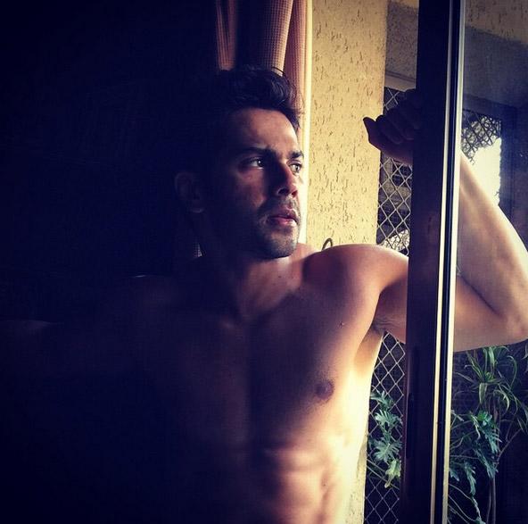 592px x 587px - Varun Dhawan`s pictures flaunting his abs will leave you drooling!