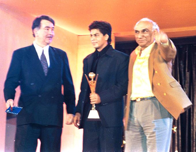Randhir Kapoor, Shah Rukh Khan and Yash Chopra at an awards function.
