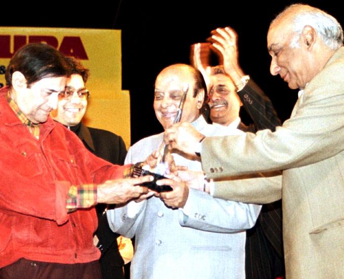Yash Chopra with the evergreen Dev Anand and other dignitaries at an event.