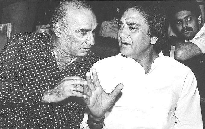 Yash Chopra and Sunil Dutt engaged in a serious discussion.