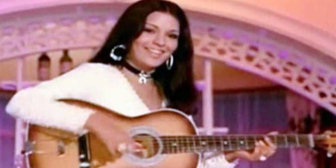 Her chic look as the girl carrying a guitar and singing the famous 'Chura Liya Hai Tumne Jo Dil Ko' from 'Yaadon Ki Baaraat' (1973), won her more popularity.