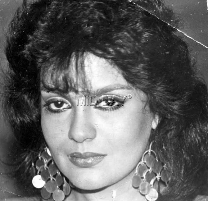 Zeenat Aman's father passed away when she was only 13-years-old. Her mother, Scinda, who was an Anglo-Indian, later married a German.