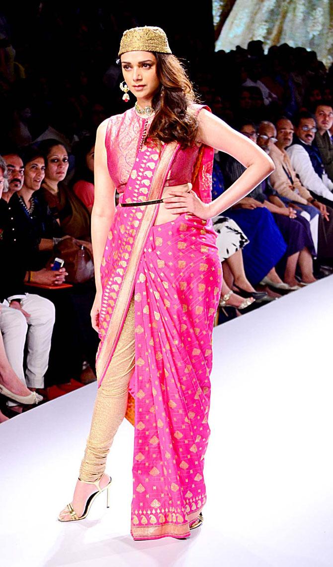 Aditi Rao Hydari walks the ramp on day 2 of Lakme Fashion Week Winter/Festive 2015. Pics/Yogen Shah