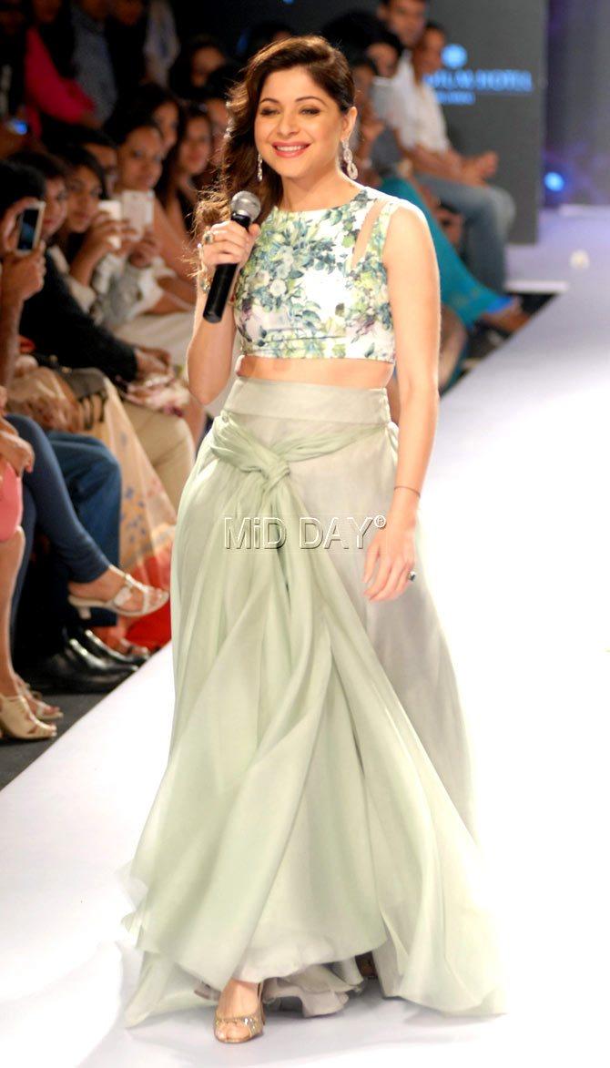 Singer Kanika Kapoor croons on the ramp during designer Anushree Reddy's show