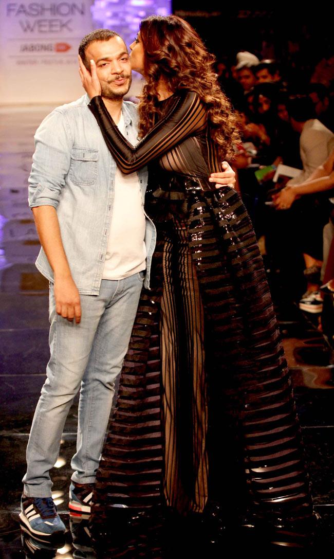 The soul of Aggarwal's collection lay in incorporating tribal influences like weaving techniques, stripped tattoos and structured jewelry, while a modern interpretation of these ideas was taken forward as menswear details found their way on to coture dresses in a beautiful synthesis of androgyny with feminity. 