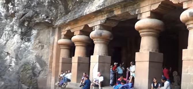 Elephanta Caves: Elephanta Caves is a spot known for its remnants, intricately carved rock-cut temples, and sculptures of Hindu Gods and Goddesses. It is a great location for couples to get themselves photographed.