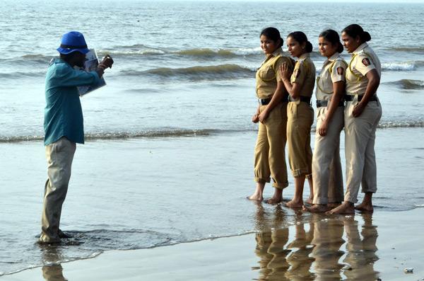 Lady Police constable possing at Juhu Chowpatty to shoot their photograph. Pic/Datta Kumbhar