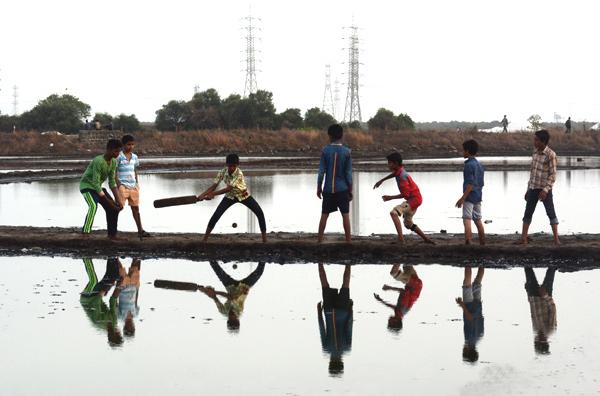 Kids playing cricket in Wadala. Pic/Atul Kamble