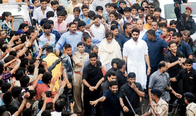 #27 July 19, 2012  STAR TREK: Amitabh and son Abhishek Bachchan walk down a crowded road for superstar Rajesh Khanna's funeral, in 2012. pic/RANE ASHISH