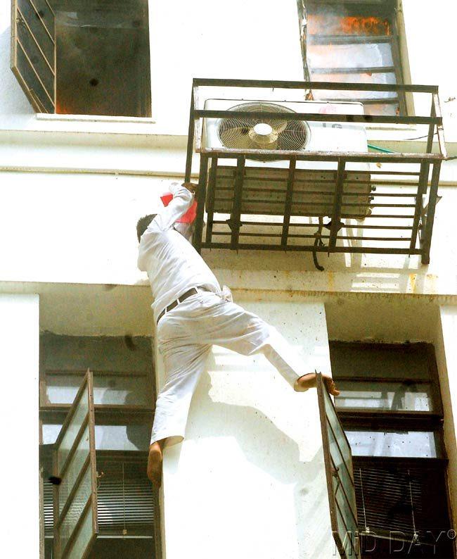 #02 June 21, 2012  HANGING ON: A fire at Mantralaya. Several people were suspected trapped inside.  Pic/SHADAB KHAN