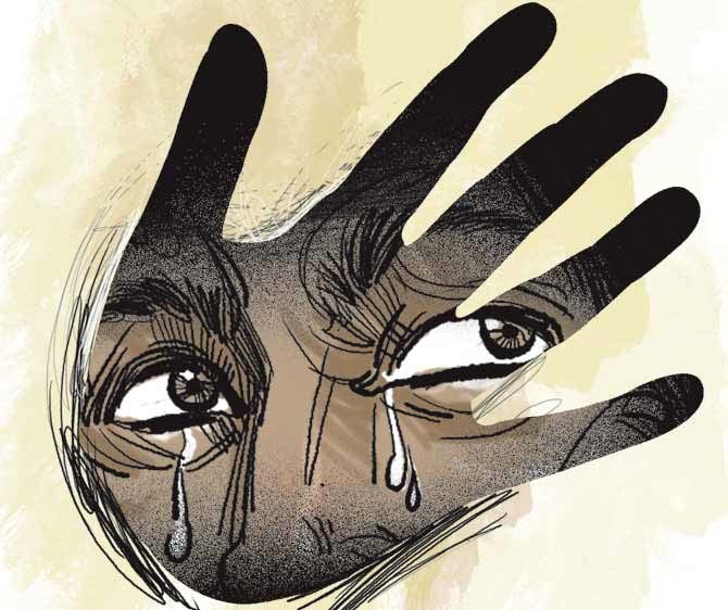 A 32-year-old Kalwa homemaker who had levelled allegations of rape and chemical attack against six men on 25th July 2017 had apparently cooked up the story to settle a score with them. The claim came undone when a medical examination found only small injuries on her chest, not consistent with the assault she described. Further questioning of the woman and her 14-year-old daughter helped the police nail her lies due to the disparate statements. Moreover, the three men were at Kalaburagi in Karnataka and the police said that it was close to impossible for them to have travelled to Kalwa in such a short period of time