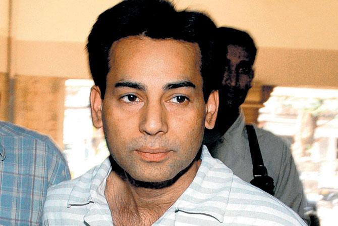Abu Salem also delivered (along with two others) some arms and ammunitions to Bollywood actor Sanjay Dutt at his residence on January 16, 1993 and took back some of them two days later.
