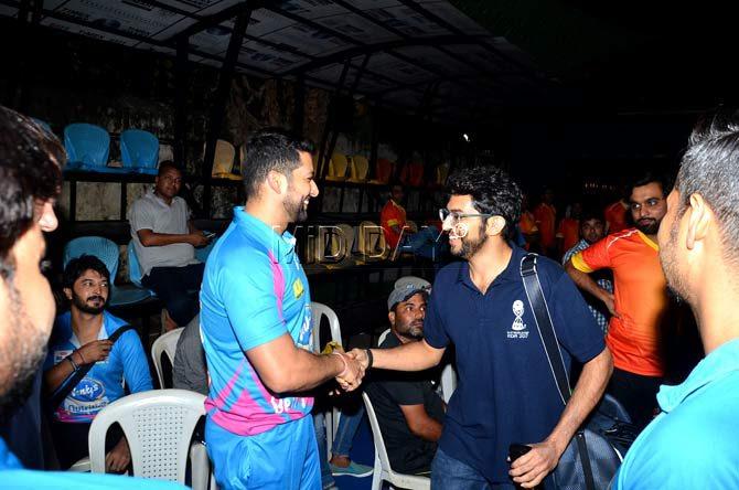 Yuva Sena's founder and leader Aditya Thackeray meets with Aftab Shivadasani just before their underarm cricket match