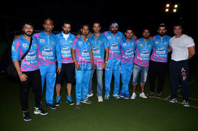 Rohit Roy, Jay Bhanushali, Aamir Ali, Sohail Khan pose for the cameras with the team at the Tony Premier League held in Bandra, Mumbai