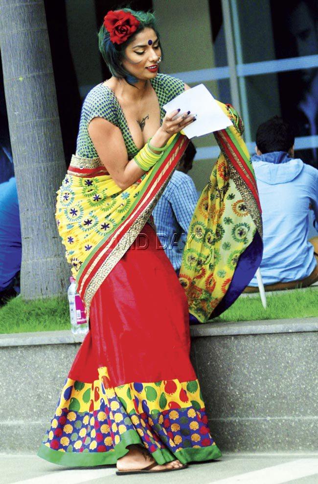 Model Diandra Soares adjusts her sari. Pic/Satyajit Desai