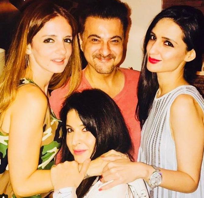 Anu Dewan's another set of Bollywood friends are the Kapoors - Sanjay Kapoor and wife Maheep In picture:With Sanjay and Mahee Kapoor and Sussanne Khan