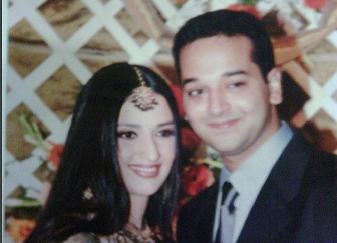 Sunny Dewan proposed Anu at a family function. According to Anu, it was a simple proposal where Sunny just turned to her in the middle of a conversation and said, 'Let's get married.' And she replied, 'Ok.'