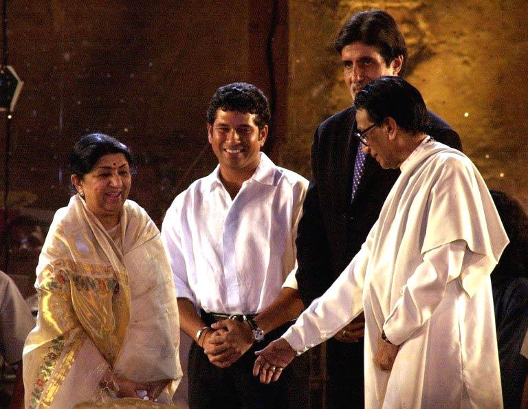 Lata Mangeshkar (L) being welcomed by Bal Thackeray on March 5, 2001 at a concert in aid of the Gujarat earthquake victims held at the Shivaji Park grounds in Mumbai. Looking on is cricket master blaster Sachin Tendulkar (2nd L) and film superstar Amithab Bachchan.