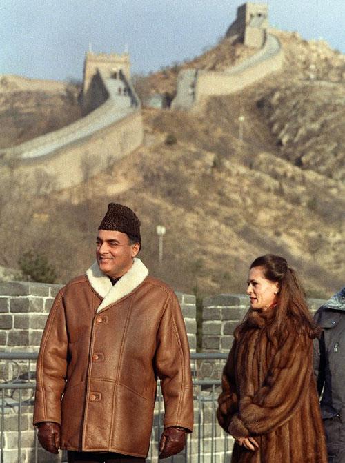 Rajiv Gandhi and Sonia visit Badaling the Great Wall during their trip to China on 20 December 1988.